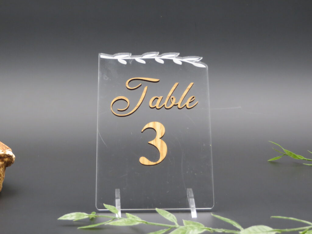 Pancarte de table bi-matières (bois et acrylique) - Autour De Nous Créations