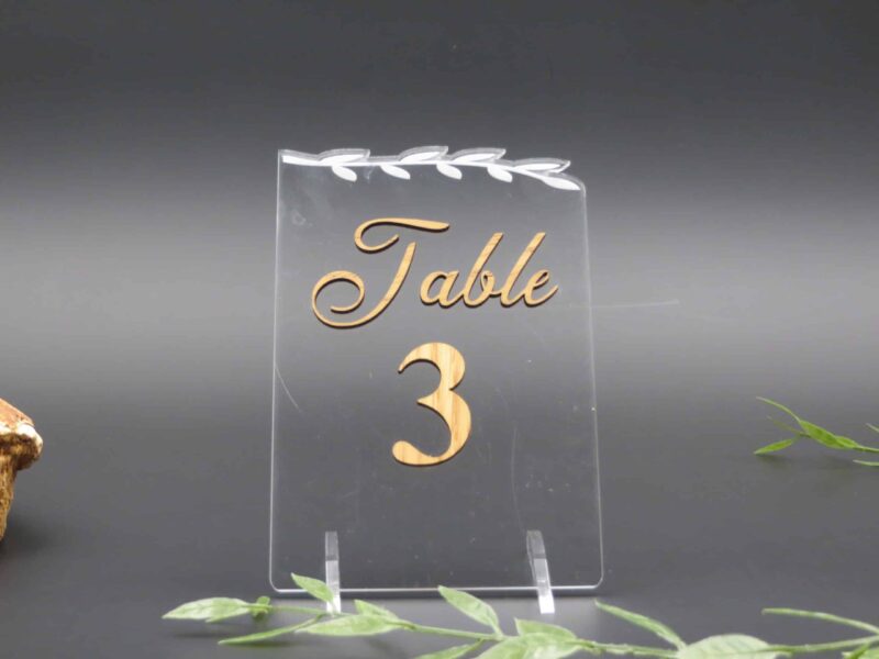 Pancarte de table bi-matières (bois et acrylique) - Autour De Nous Créations